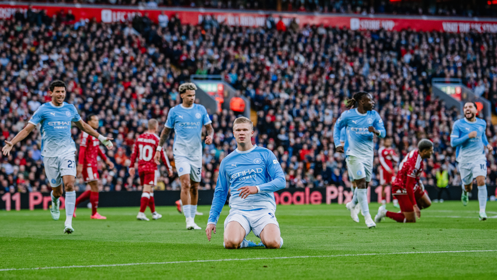 Haaland, Anfield’da Liverpool karşısında attığı golü kutluyor.