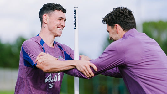 Phil Foden, 13 Ekim 2026 tarihli PSG maçı öncesi son antrenmanda gülümsüyor.