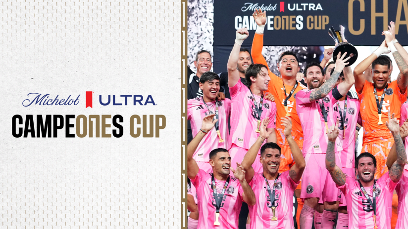 Messi ve Inter Miami oyuncuları Cruz Azul karşısındaki Campeones Cup zaferinin ardından kupayı kaldırıyor